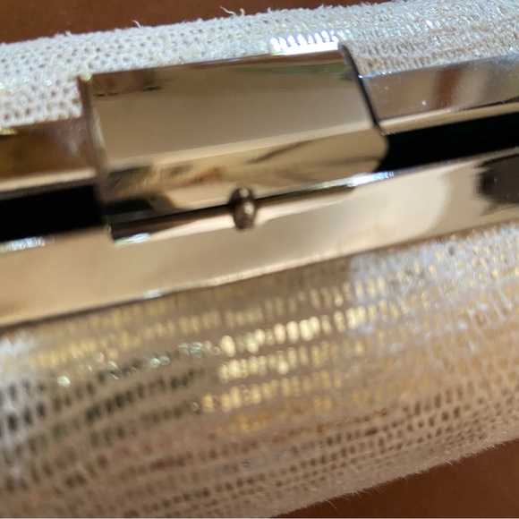 CAROLEE New York -Metallic Mini Lux Clam Shell Womens Palm Clutch - Picture 3 of 11